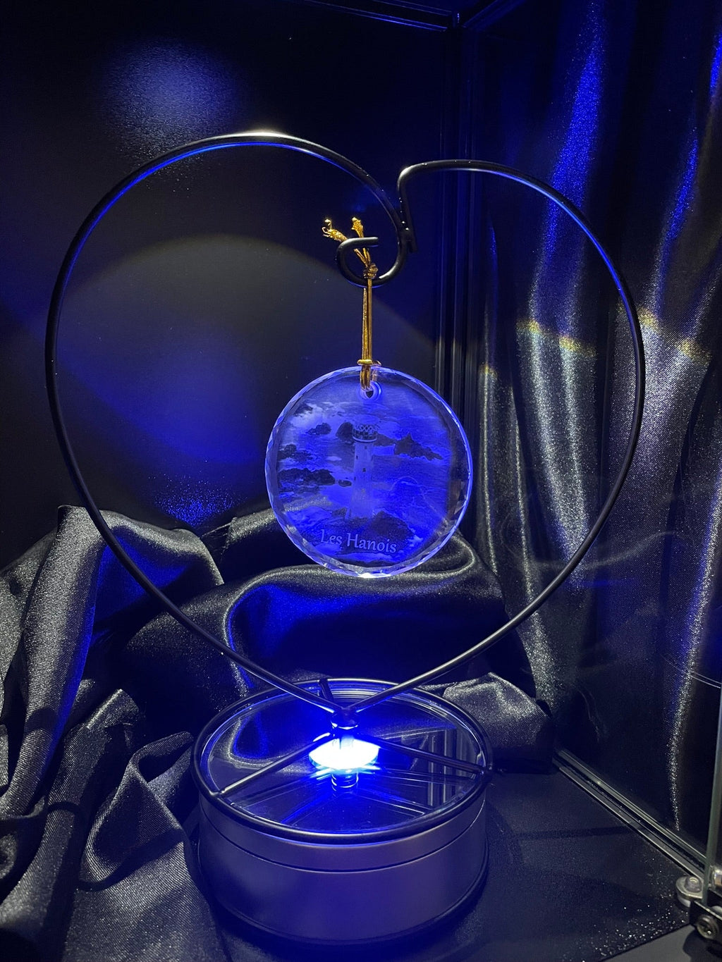 Sarnia3Dcrystals round optical crystal ornament featuring a 3D laser-engraved Les Hanois Lighthouse on a metal stand.